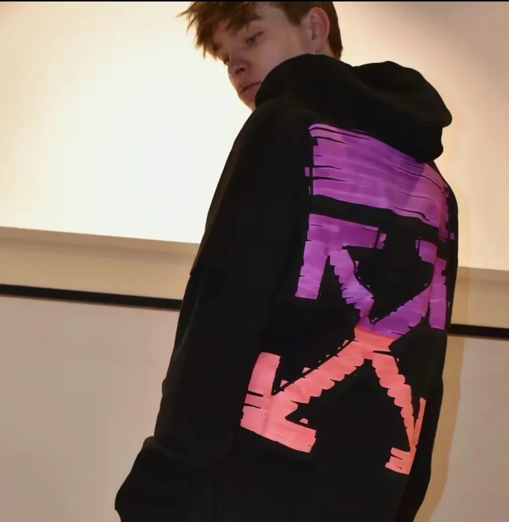♻️💯Upper body reference model picture❤️Top tested version OFFWHITE OW marker purple orange graffiti arrow male and female couple same style pure cotton loose pullover round neck zipper jacket sweatshirt hoodie The craftsmanship of this model can be said to be very difficult. There is a direct comparison between our home and many versions on the market. You can more clearly distinguish between good and bad just by looking at the prints. This printing uses Kornit's digital direct-injection process. The entire printing effect is like drawing lines with a marker pen. The imitation effect can achieve the same visual effect as the real thing. The main reason is that the color transition of this printing is too small, which makes it impossible to directly copy the pattern when scanning. The image must be manually enlarged more than 40 times, and then adjusted bit by bit to add a soft color (white) effect. The fabric is made of 480g large fish scale pure cotton terry dyed in a vat, which is a big launch and has a full drape. Full set of customized accessories, washed, labeled. Guaranteed to be the top product on the market.  Color: Black Size: XS-L P:390 Size chart